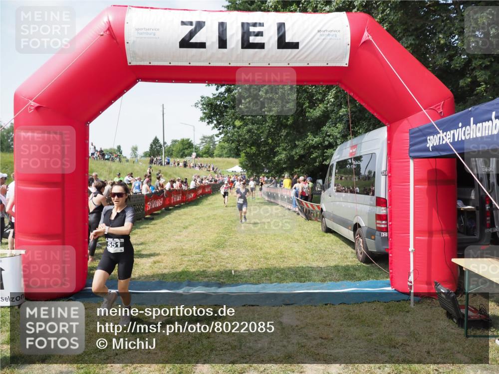 21.06.2025 - 27. Vierlanden-Triathlon MichiJ http://msf.ph/oto/8022085 15.06.2026 11:37:28 Ziel 586 meine-sportfotos.de
