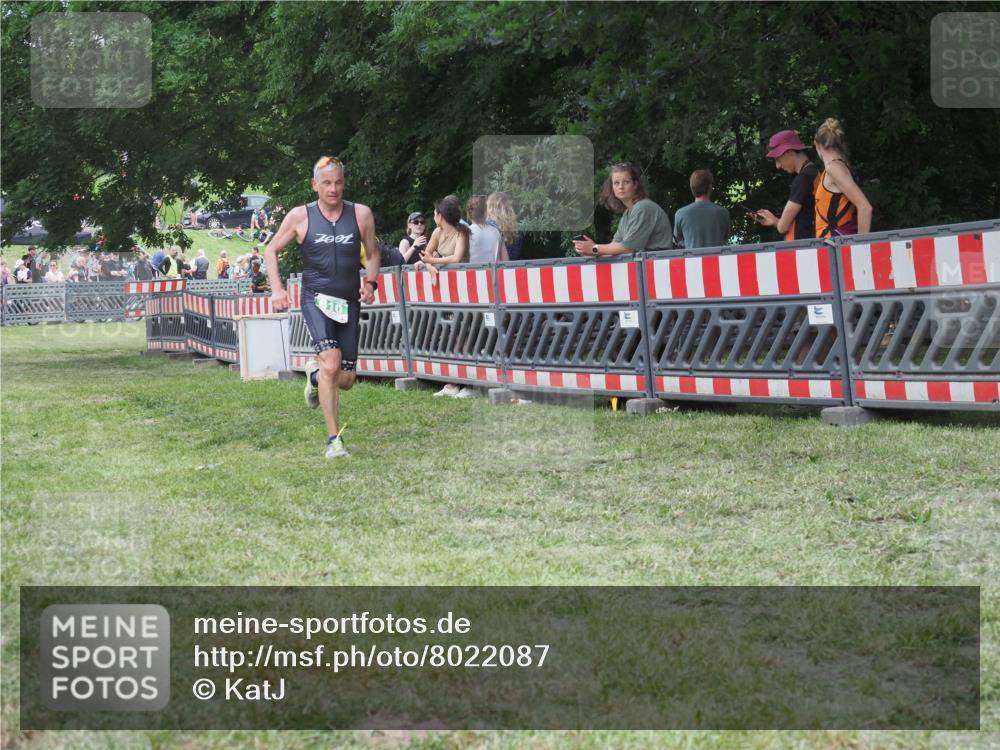 21.06.2025 - 27. Vierlanden-Triathlon KatJ http://msf.ph/oto/8022087 15.06.2025 13:21:21 Ziel 810 meine-sportfotos.de