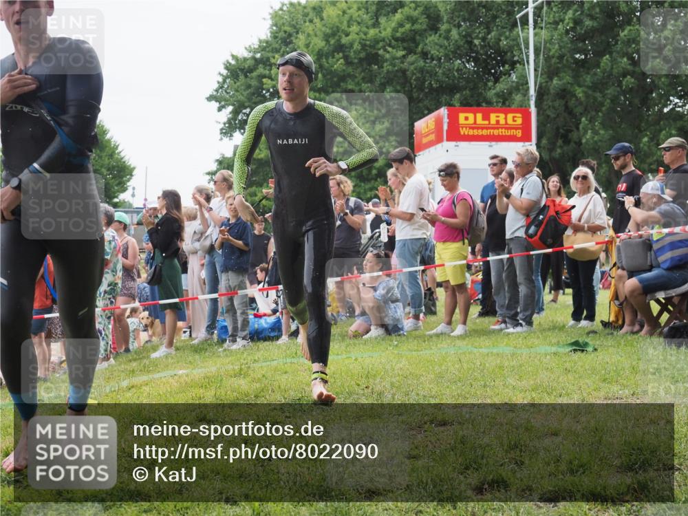 15.06.2025 - 27. Vierlanden-Triathlon KatJ http://msf.ph/oto/8022090 15.06.2025 10:54:39 Schwimmen 695, 715, 749 meine-sportfotos.de
