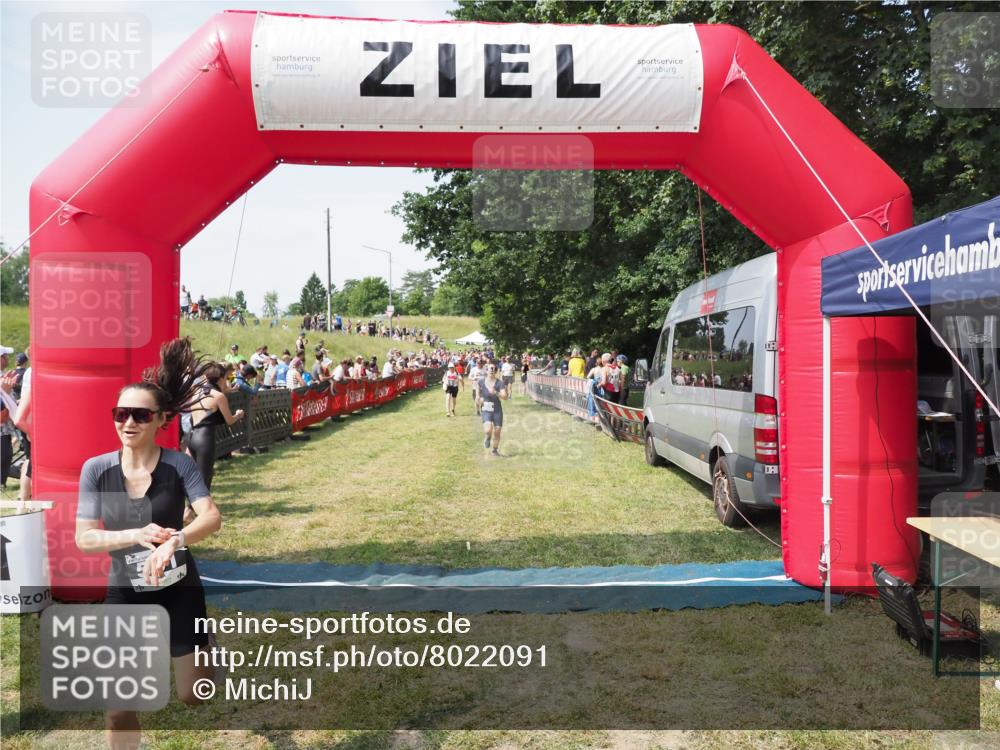 21.06.2025 - 27. Vierlanden-Triathlon MichiJ http://msf.ph/oto/8022091 15.06.2026 11:37:28 Ziel 586 meine-sportfotos.de