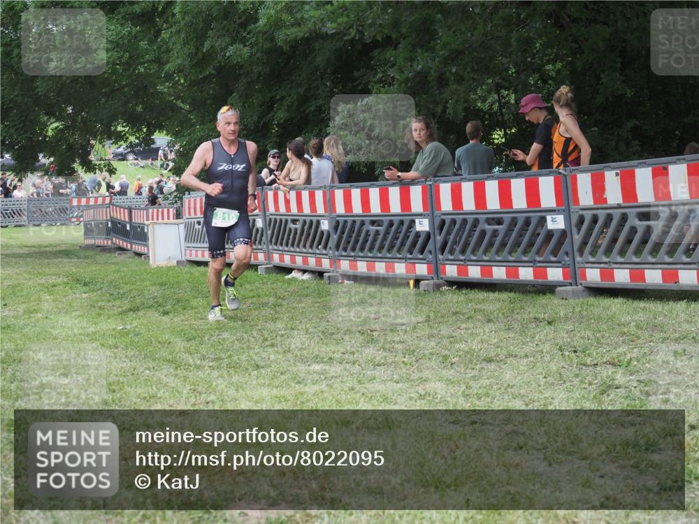 21.06.2025 - 27. Vierlanden-Triathlon KatJ http://msf.ph/oto/8022095 15.06.2025 13:21:21 Ziel 810 meine-sportfotos.de