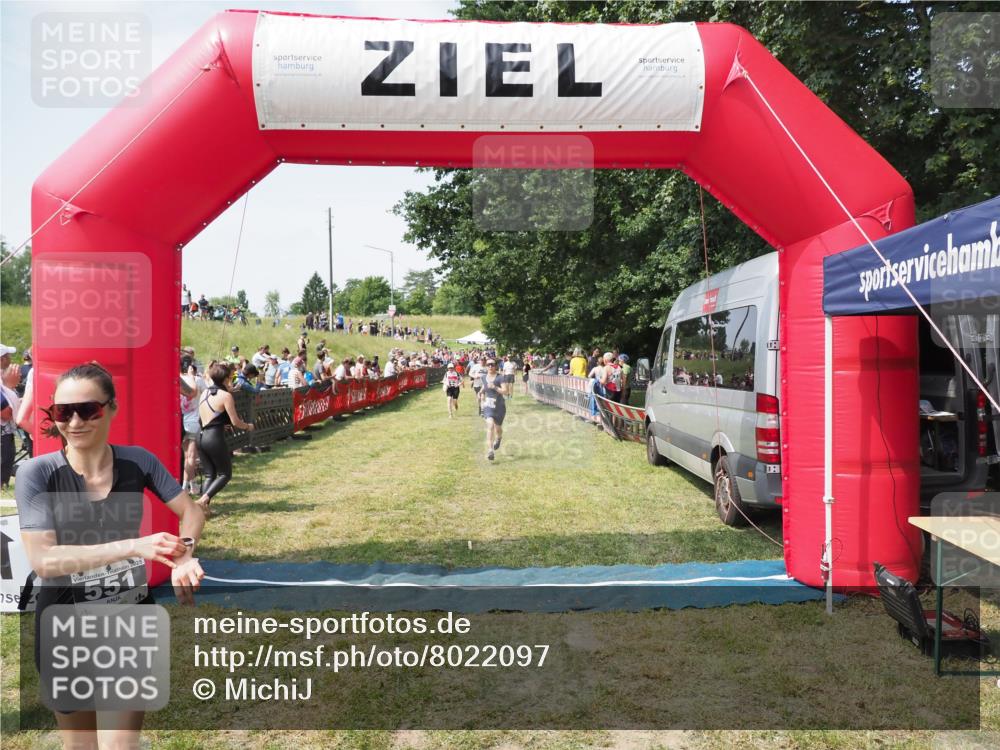 21.06.2025 - 27. Vierlanden-Triathlon MichiJ http://msf.ph/oto/8022097 15.06.2026 11:37:29 Ziel 586, 611 meine-sportfotos.de