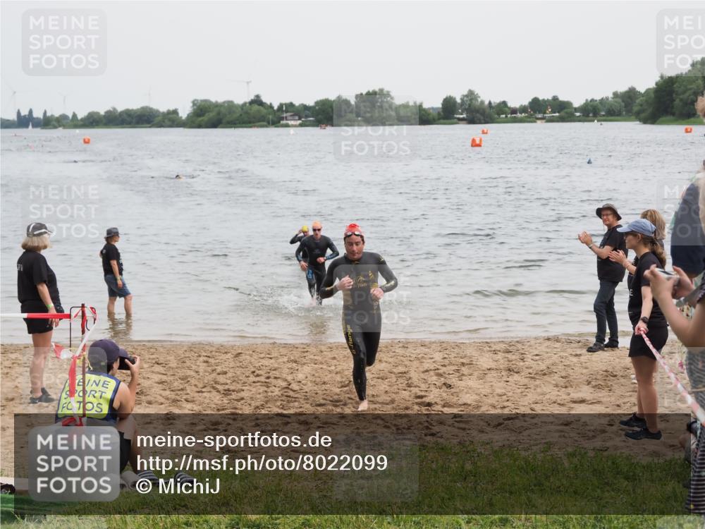 21.06.2025 - 27. Vierlanden-Triathlon MichiJ http://msf.ph/oto/8022099 15.06.2026 10:52:17 Schwimmen 652, 693, 759 meine-sportfotos.de