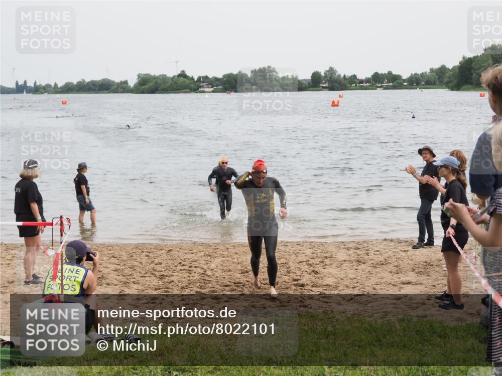 21.06.2025 - 27. Vierlanden-Triathlon MichiJ http://msf.ph/oto/8022101 15.06.2026 10:52:18 Schwimmen 652, 693, 759 meine-sportfotos.de