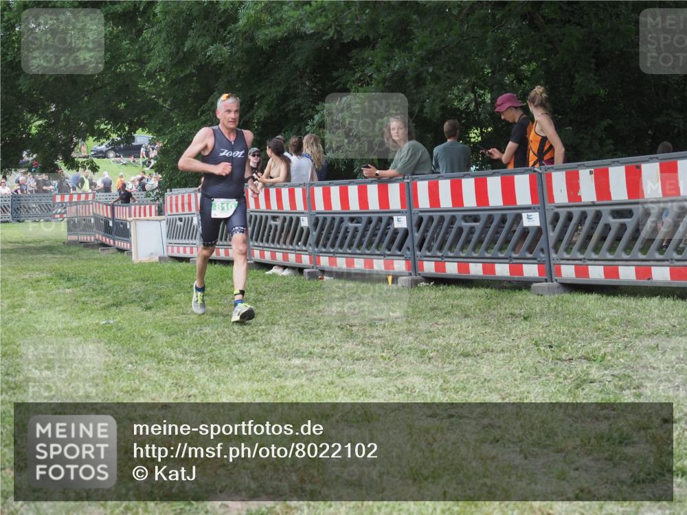 21.06.2025 - 27. Vierlanden-Triathlon KatJ http://msf.ph/oto/8022102 15.06.2025 13:21:21 Ziel 810 meine-sportfotos.de
