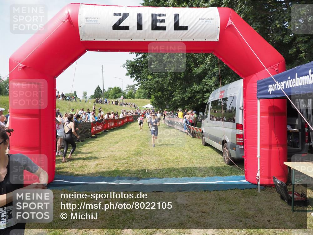 21.06.2025 - 27. Vierlanden-Triathlon MichiJ http://msf.ph/oto/8022105 15.06.2026 11:37:29 Ziel 586, 611 meine-sportfotos.de