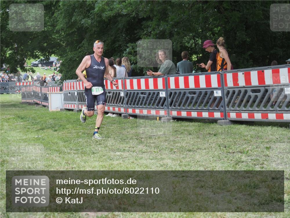 21.06.2025 - 27. Vierlanden-Triathlon KatJ http://msf.ph/oto/8022110 15.06.2025 13:21:21 Ziel 810 meine-sportfotos.de
