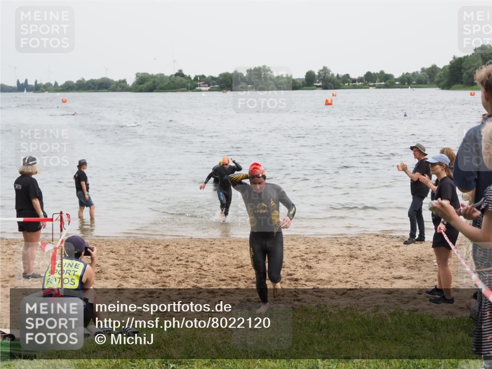 21.06.2025 - 27. Vierlanden-Triathlon MichiJ http://msf.ph/oto/8022120 15.06.2026 10:52:18 Schwimmen 652, 693, 759 meine-sportfotos.de