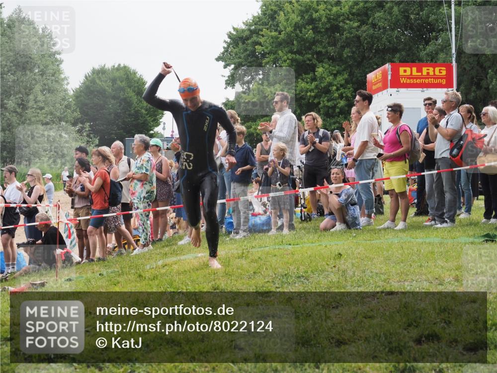 15.06.2025 - 27. Vierlanden-Triathlon KatJ http://msf.ph/oto/8022124 15.06.2025 10:54:42 Schwimmen 695, 713, 715, 749 meine-sportfotos.de