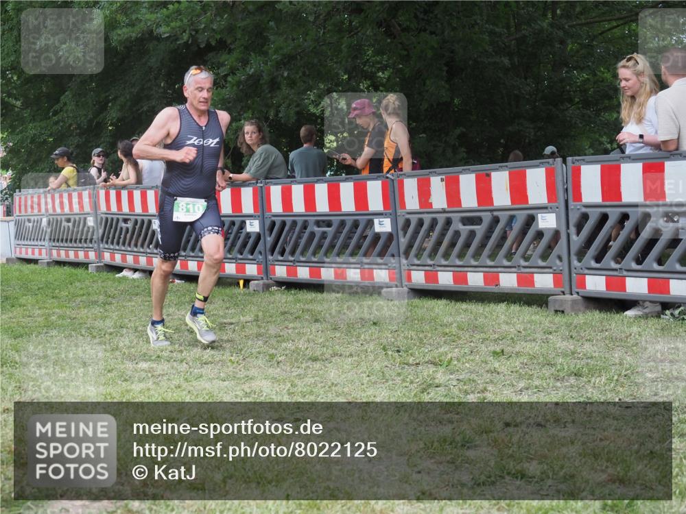 21.06.2025 - 27. Vierlanden-Triathlon KatJ http://msf.ph/oto/8022125 15.06.2025 13:21:22 Ziel 805, 810 meine-sportfotos.de