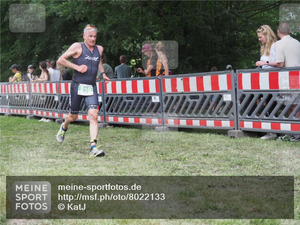 21.06.2025 - 27. Vierlanden-Triathlon KatJ http://msf.ph/oto/8022133 15.06.2025 13:21:22 Ziel 805, 810 meine-sportfotos.de