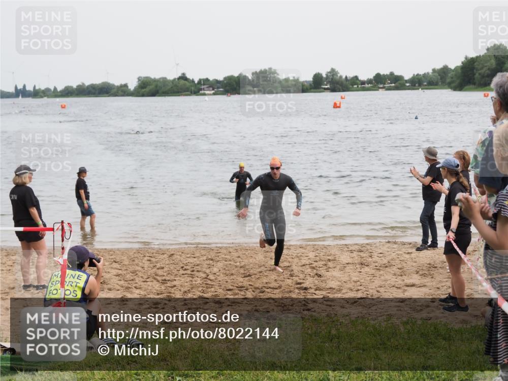 21.06.2025 - 27. Vierlanden-Triathlon MichiJ http://msf.ph/oto/8022144 15.06.2026 10:52:21 Schwimmen 652, 682, 759 meine-sportfotos.de