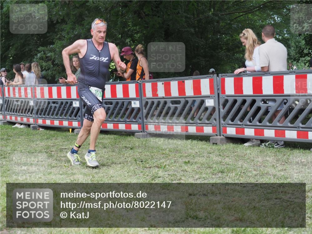 21.06.2025 - 27. Vierlanden-Triathlon KatJ http://msf.ph/oto/8022147 15.06.2025 13:21:22 Ziel 805, 810 meine-sportfotos.de
