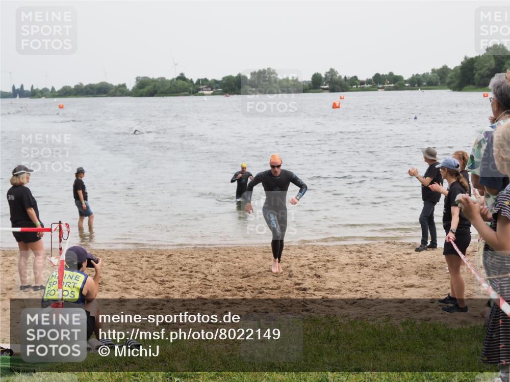 21.06.2025 - 27. Vierlanden-Triathlon MichiJ http://msf.ph/oto/8022149 15.06.2026 10:52:21 Schwimmen 652, 682, 759 meine-sportfotos.de