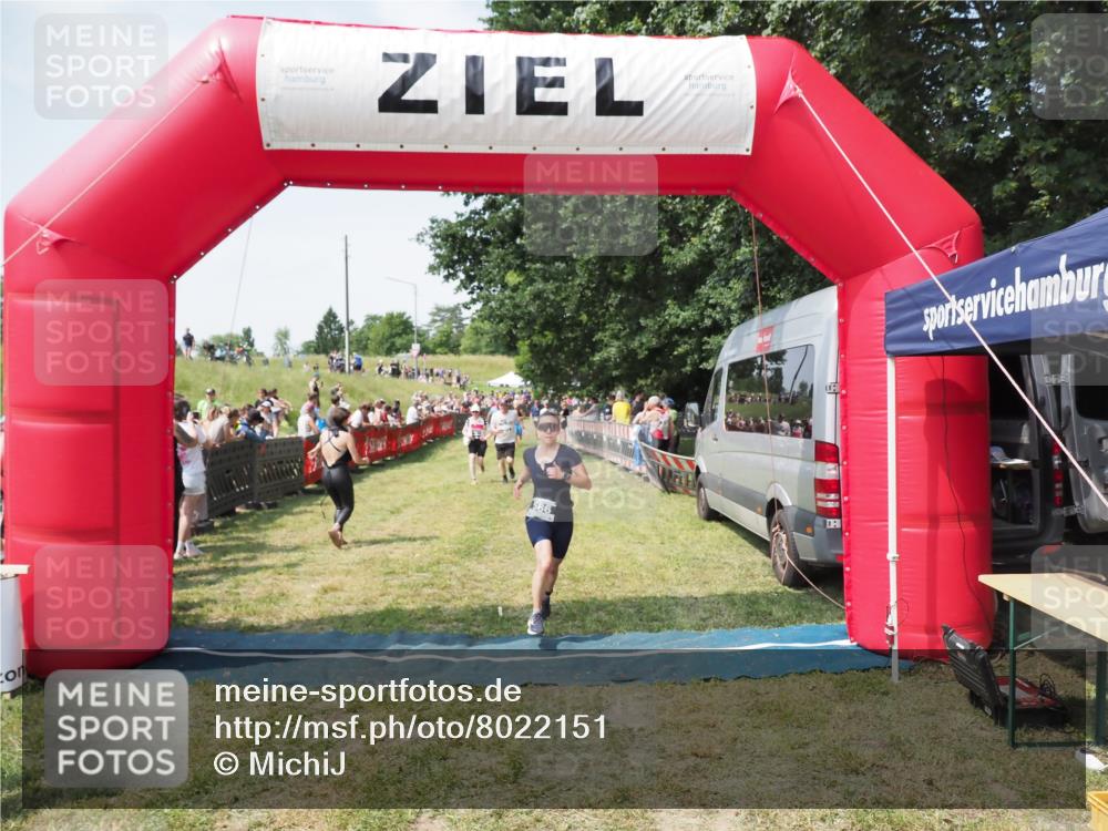 21.06.2025 - 27. Vierlanden-Triathlon MichiJ http://msf.ph/oto/8022151 15.06.2026 11:37:30 Ziel 586, 611 meine-sportfotos.de