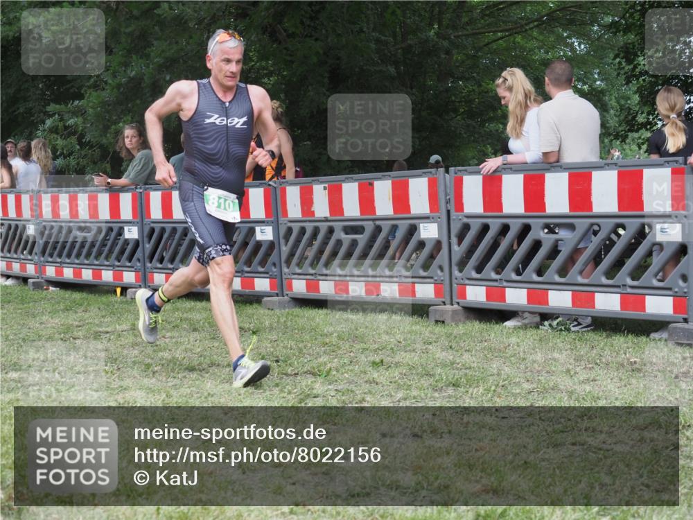21.06.2025 - 27. Vierlanden-Triathlon KatJ http://msf.ph/oto/8022156 15.06.2025 13:21:22 Ziel 805, 810 meine-sportfotos.de