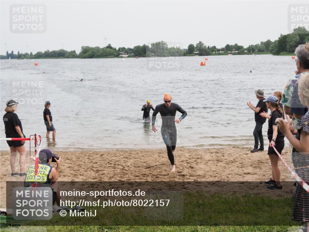 21.06.2025 - 27. Vierlanden-Triathlon MichiJ http://msf.ph/oto/8022157 15.06.2026 10:52:21 Schwimmen 652, 682, 759 meine-sportfotos.de