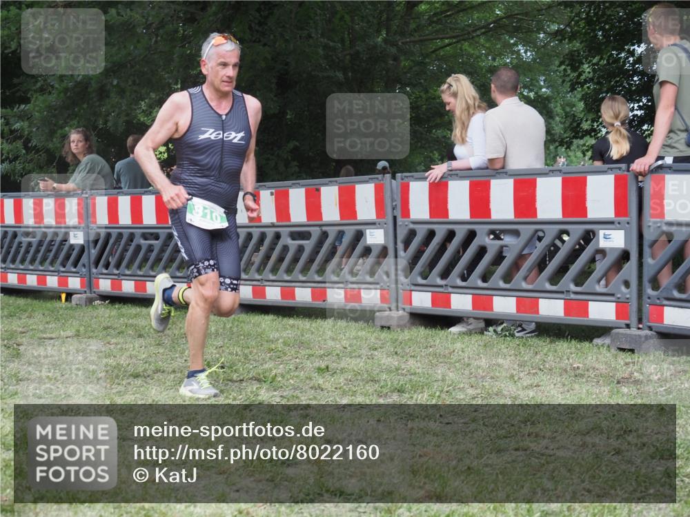 21.06.2025 - 27. Vierlanden-Triathlon KatJ http://msf.ph/oto/8022160 15.06.2025 13:21:22 Ziel 805, 810 meine-sportfotos.de