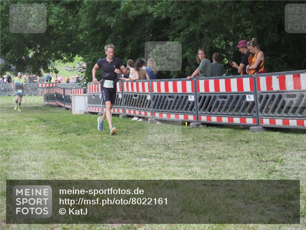 21.06.2025 - 27. Vierlanden-Triathlon KatJ http://msf.ph/oto/8022161 15.06.2025 13:21:31 Ziel 805, 853 meine-sportfotos.de