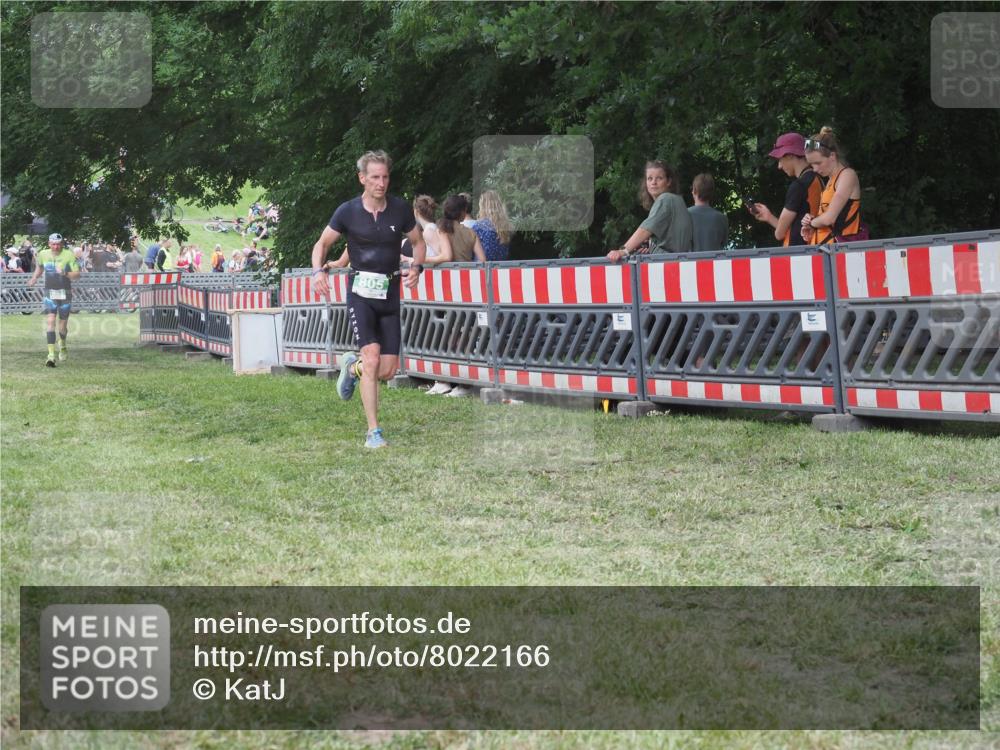 21.06.2025 - 27. Vierlanden-Triathlon KatJ http://msf.ph/oto/8022166 15.06.2025 13:21:31 Ziel 805, 853 meine-sportfotos.de
