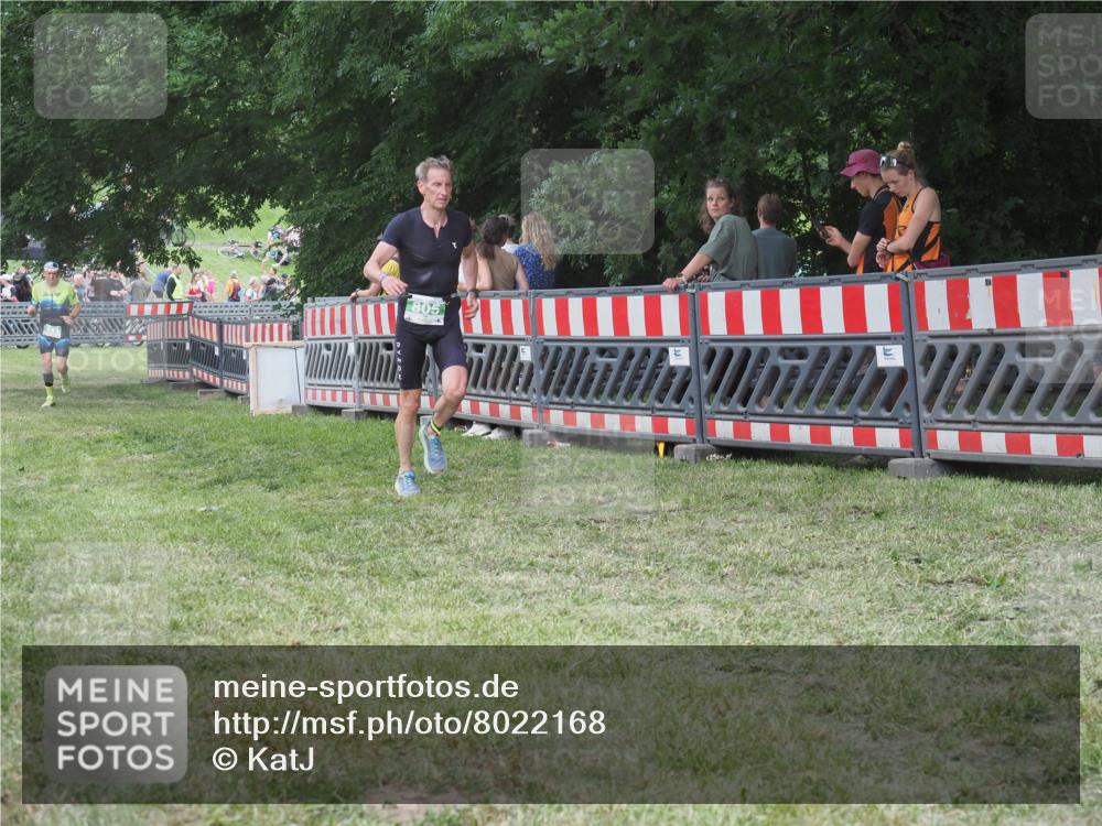 21.06.2025 - 27. Vierlanden-Triathlon KatJ http://msf.ph/oto/8022168 15.06.2025 13:21:31 Ziel 805, 853 meine-sportfotos.de