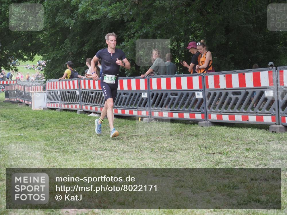 21.06.2025 - 27. Vierlanden-Triathlon KatJ http://msf.ph/oto/8022171 15.06.2025 13:21:31 Ziel 805, 853 meine-sportfotos.de
