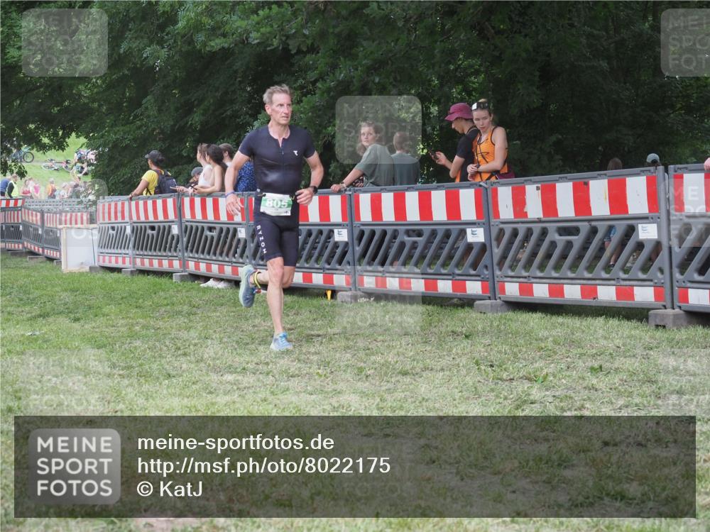 21.06.2025 - 27. Vierlanden-Triathlon KatJ http://msf.ph/oto/8022175 15.06.2025 13:21:32 Ziel 805, 853 meine-sportfotos.de