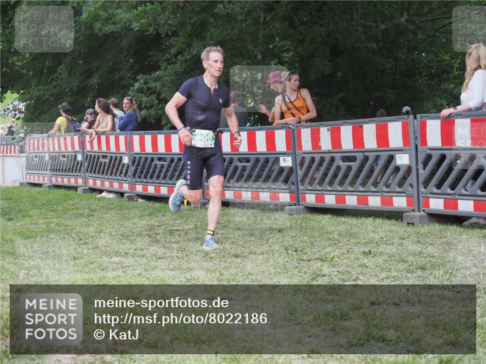 21.06.2025 - 27. Vierlanden-Triathlon KatJ http://msf.ph/oto/8022186 15.06.2025 13:21:32 Ziel 805, 853 meine-sportfotos.de