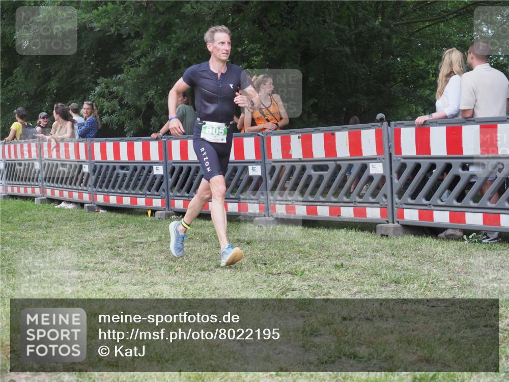 21.06.2025 - 27. Vierlanden-Triathlon KatJ http://msf.ph/oto/8022195 15.06.2025 13:21:32 Ziel 805, 853 meine-sportfotos.de
