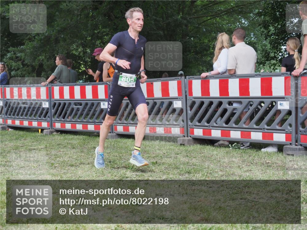 21.06.2025 - 27. Vierlanden-Triathlon KatJ http://msf.ph/oto/8022198 15.06.2025 13:21:32 Ziel 805, 853 meine-sportfotos.de