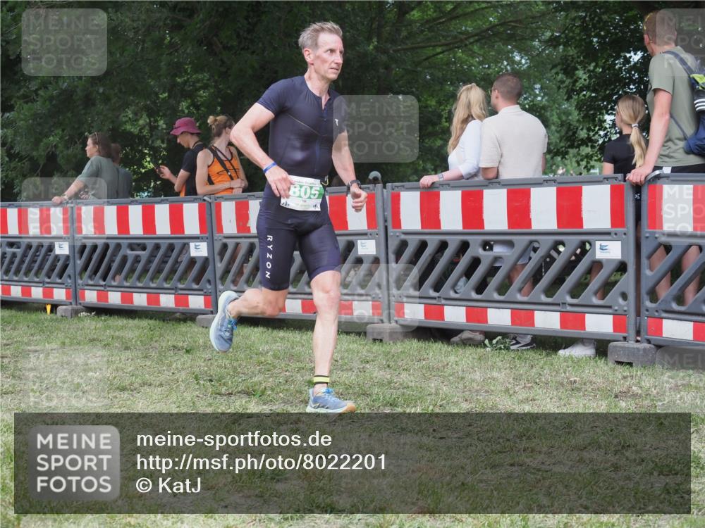21.06.2025 - 27. Vierlanden-Triathlon KatJ http://msf.ph/oto/8022201 15.06.2025 13:21:33 Ziel 805, 853 meine-sportfotos.de