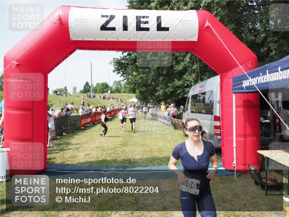 21.06.2025 - 27. Vierlanden-Triathlon MichiJ http://msf.ph/oto/8022204 15.06.2026 11:37:31 Ziel 586, 611 meine-sportfotos.de