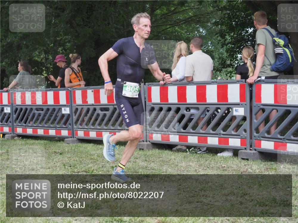 21.06.2025 - 27. Vierlanden-Triathlon KatJ http://msf.ph/oto/8022207 15.06.2025 13:21:33 Ziel 805, 853 meine-sportfotos.de