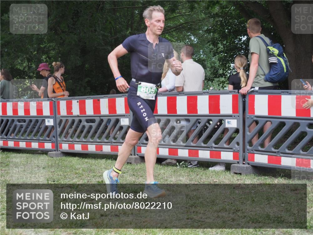 21.06.2025 - 27. Vierlanden-Triathlon KatJ http://msf.ph/oto/8022210 15.06.2025 13:21:33 Ziel 805, 853 meine-sportfotos.de