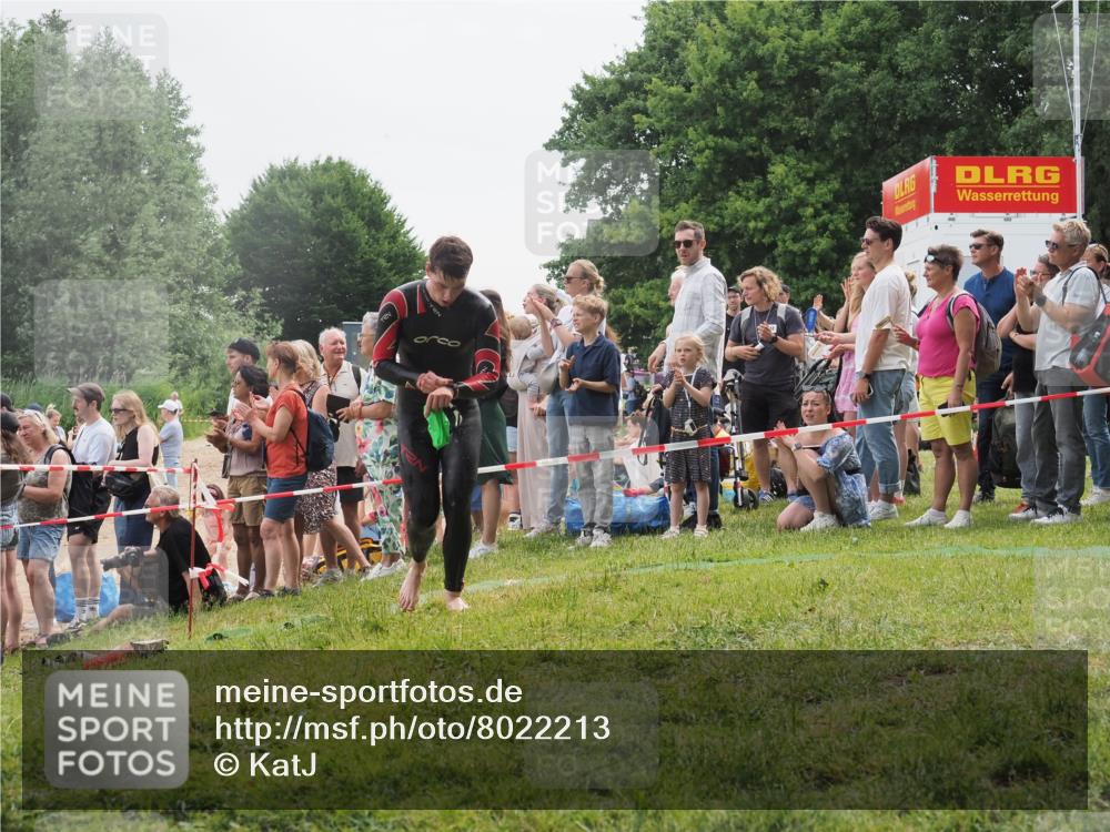 15.06.2025 - 27. Vierlanden-Triathlon KatJ http://msf.ph/oto/8022213 15.06.2025 10:54:47 Schwimmen 695, 713, 715, 749 meine-sportfotos.de