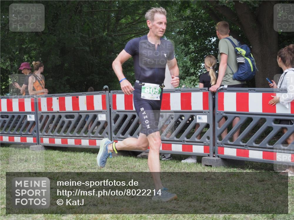 21.06.2025 - 27. Vierlanden-Triathlon KatJ http://msf.ph/oto/8022214 15.06.2025 13:21:33 Ziel 805, 853 meine-sportfotos.de