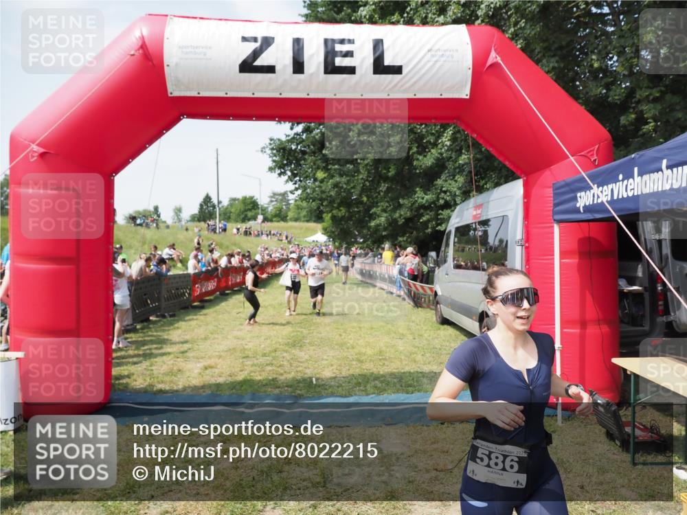 21.06.2025 - 27. Vierlanden-Triathlon MichiJ http://msf.ph/oto/8022215 15.06.2026 11:37:31 Ziel 586, 611 meine-sportfotos.de