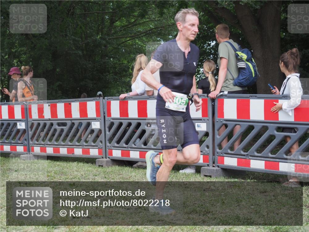 21.06.2025 - 27. Vierlanden-Triathlon KatJ http://msf.ph/oto/8022218 15.06.2025 13:21:33 Ziel 805, 853 meine-sportfotos.de