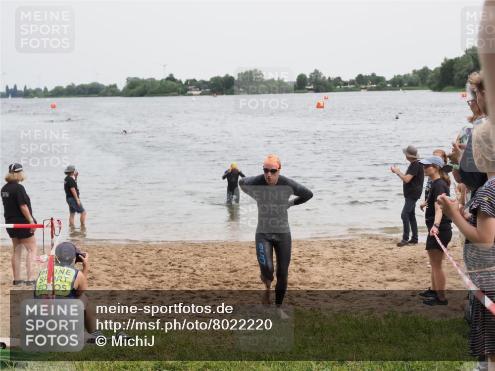 21.06.2025 - 27. Vierlanden-Triathlon MichiJ http://msf.ph/oto/8022220 15.06.2026 10:52:22 Schwimmen 652, 682, 759 meine-sportfotos.de