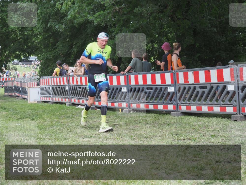21.06.2025 - 27. Vierlanden-Triathlon KatJ http://msf.ph/oto/8022222 15.06.2025 13:21:37 Ziel 844, 853 meine-sportfotos.de