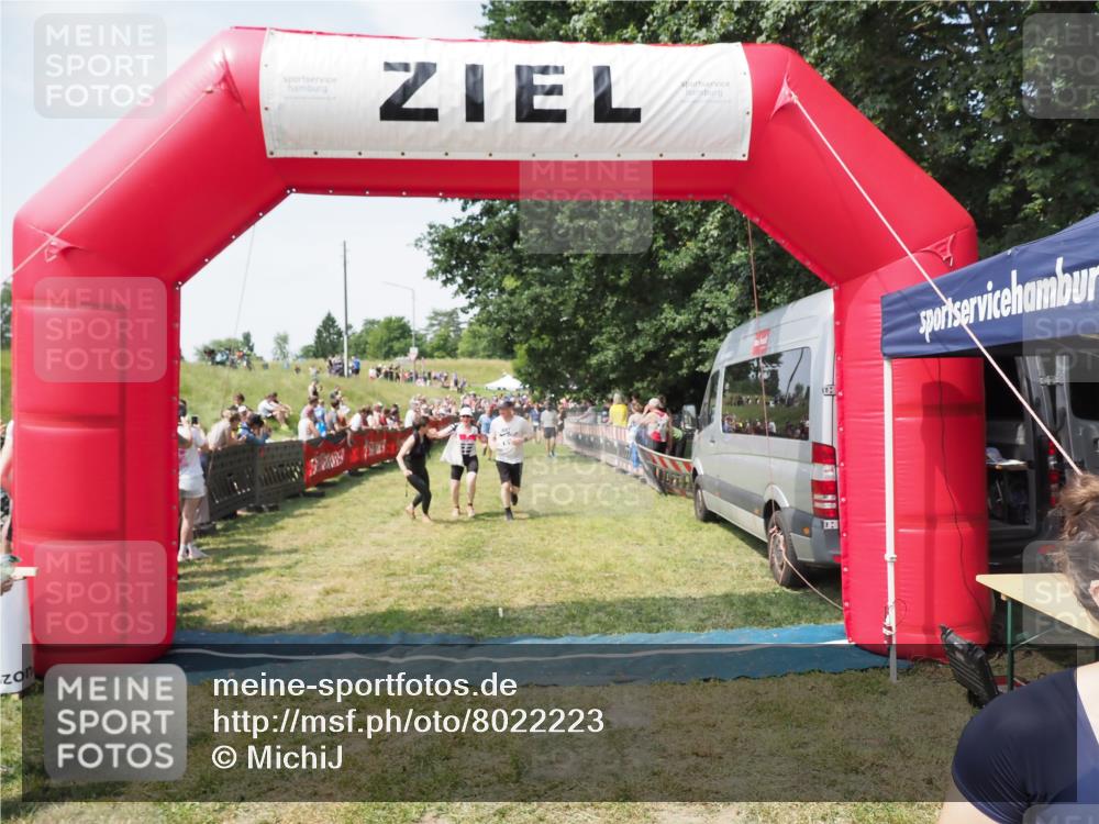 21.06.2025 - 27. Vierlanden-Triathlon MichiJ http://msf.ph/oto/8022223 15.06.2026 11:37:31 Ziel 586, 611 meine-sportfotos.de