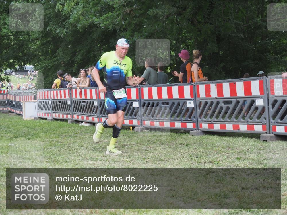21.06.2025 - 27. Vierlanden-Triathlon KatJ http://msf.ph/oto/8022225 15.06.2025 13:21:37 Ziel 844, 853 meine-sportfotos.de