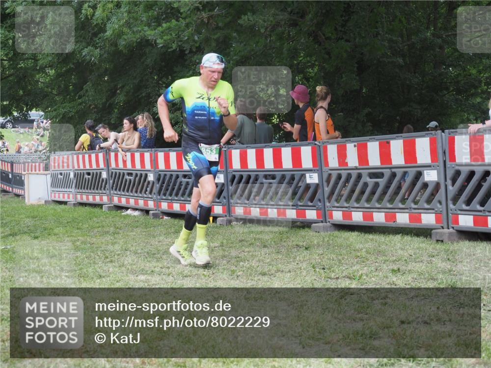 21.06.2025 - 27. Vierlanden-Triathlon KatJ http://msf.ph/oto/8022229 15.06.2025 13:21:37 Ziel 844, 853 meine-sportfotos.de