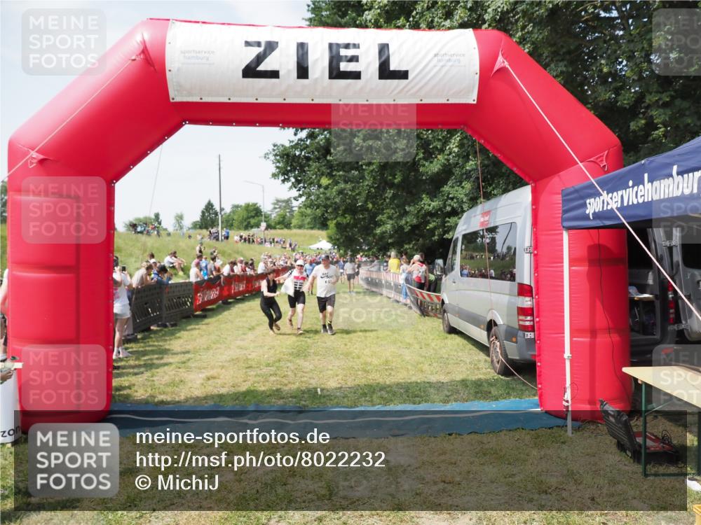 21.06.2025 - 27. Vierlanden-Triathlon MichiJ http://msf.ph/oto/8022232 15.06.2026 11:37:31 Ziel 586, 611 meine-sportfotos.de