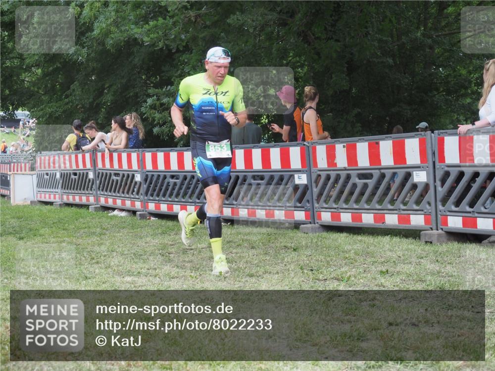 21.06.2025 - 27. Vierlanden-Triathlon KatJ http://msf.ph/oto/8022233 15.06.2025 13:21:37 Ziel 844, 853 meine-sportfotos.de