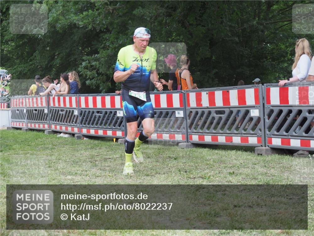21.06.2025 - 27. Vierlanden-Triathlon KatJ http://msf.ph/oto/8022237 15.06.2025 13:21:37 Ziel 844, 853 meine-sportfotos.de
