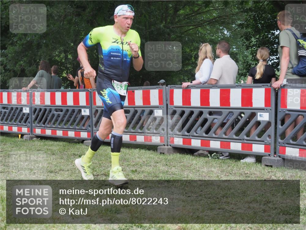 21.06.2025 - 27. Vierlanden-Triathlon KatJ http://msf.ph/oto/8022243 15.06.2025 13:21:38 Ziel 844, 853 meine-sportfotos.de