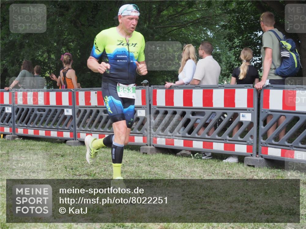 21.06.2025 - 27. Vierlanden-Triathlon KatJ http://msf.ph/oto/8022251 15.06.2025 13:21:38 Ziel 844, 853 meine-sportfotos.de
