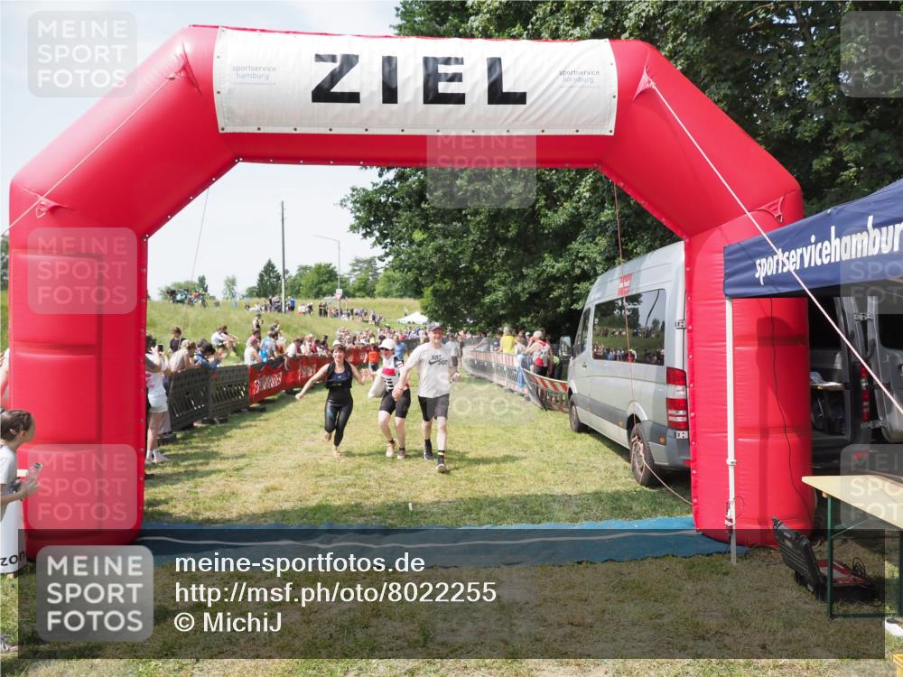 21.06.2025 - 27. Vierlanden-Triathlon MichiJ http://msf.ph/oto/8022255 15.06.2026 11:37:32 Ziel 586, 611 meine-sportfotos.de