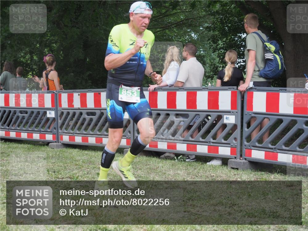 21.06.2025 - 27. Vierlanden-Triathlon KatJ http://msf.ph/oto/8022256 15.06.2025 13:21:38 Ziel 844, 853 meine-sportfotos.de